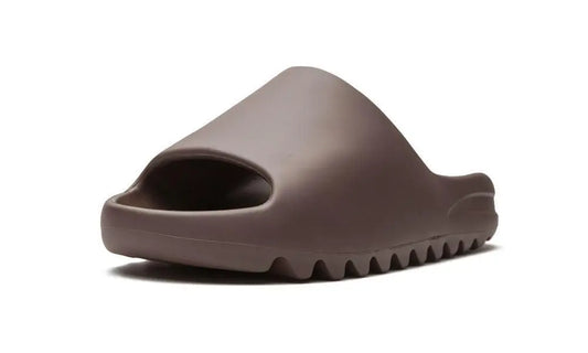 ADIDAS YEEZY
YEEZY SLIDE
"Soot" Shoe Flyes