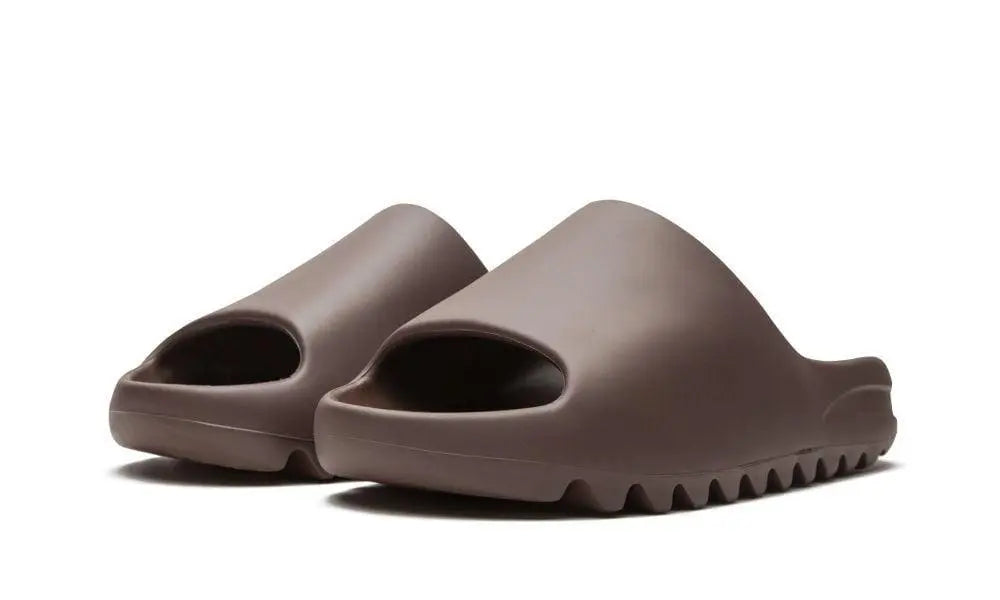 ADIDAS YEEZY
YEEZY SLIDE
"Soot" Shoe Flyes