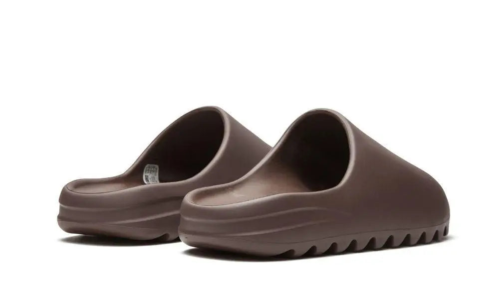ADIDAS YEEZY
YEEZY SLIDE
"Soot" Shoe Flyes