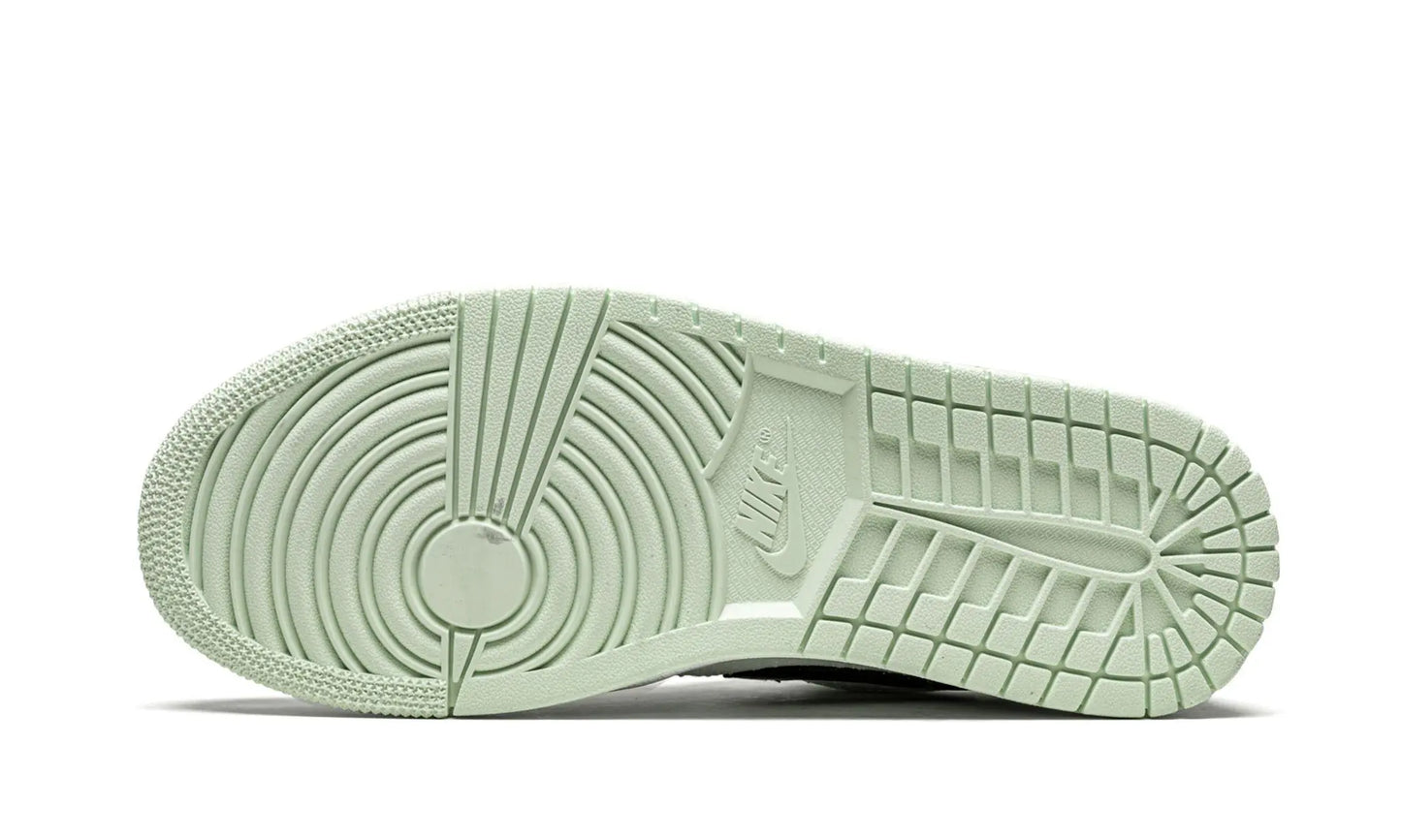 AIR JORDAN 1 LO SE
"Barely Green" Shoe Flyes