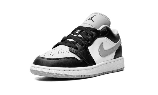 AIR JORDAN 1 LOW GS
"Smoke Grey" Shoe Flyes