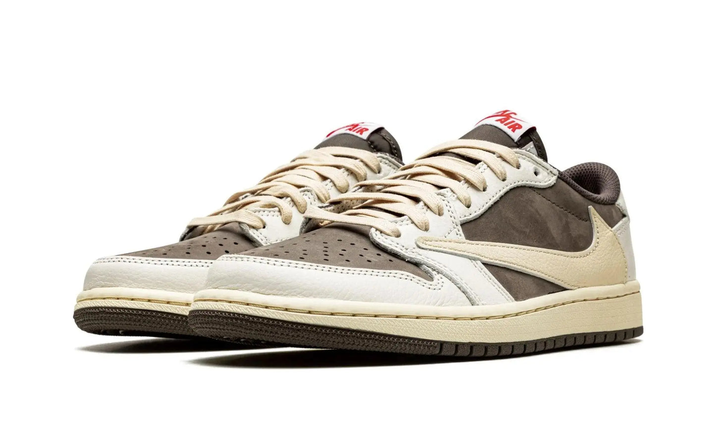 AIR JORDAN 1 LOW SP OG "TRAVIS SCOTT - REVERSE MOCHA" Shoe Fly