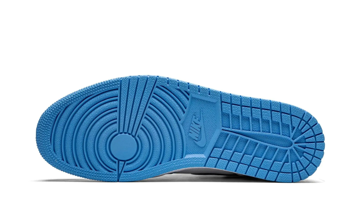 AIR JORDAN 1 RETRO HIGH OG "UNIVERSITY BLUE" Shoe Fly