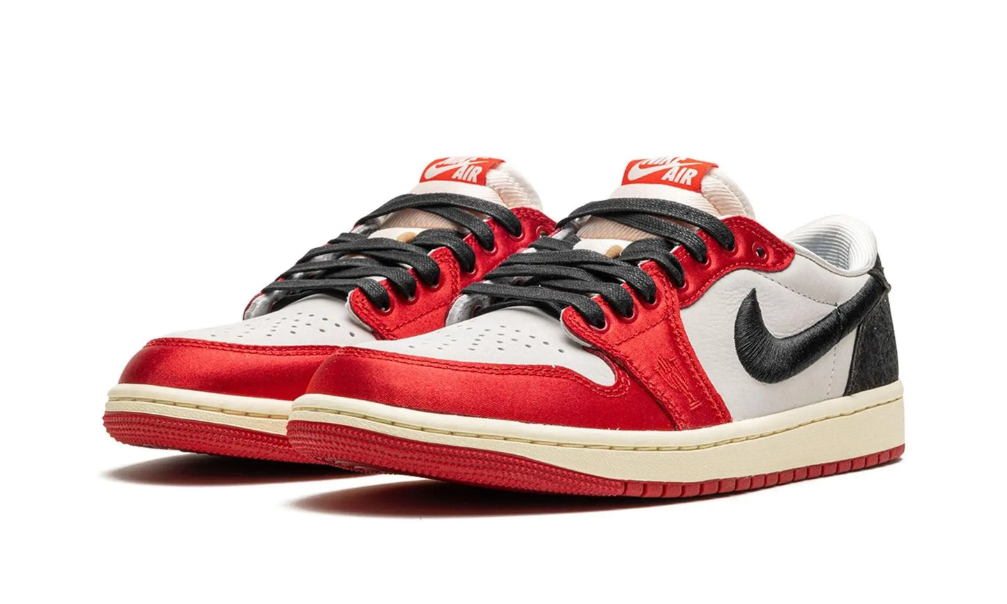 Air Jordan 1 Low
"Trophy Room - Away" Shoe Flyes