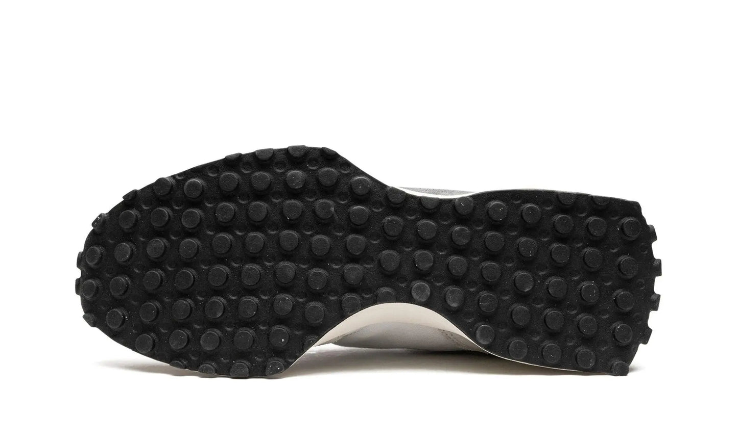 NEW BALANCE
327 Shoe Flyes