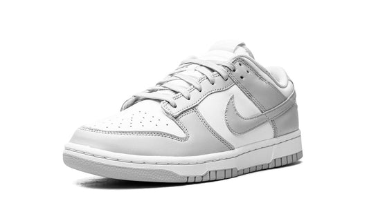 NIKE
DUNK LOW
"Grey Fog" Shoe Flyes