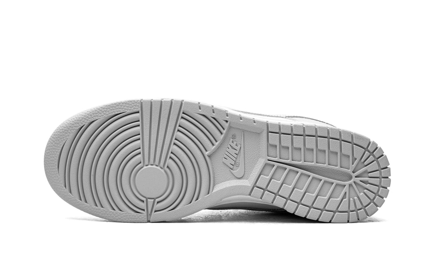 NIKE
DUNK LOW
"Grey Fog" Shoe Flyes