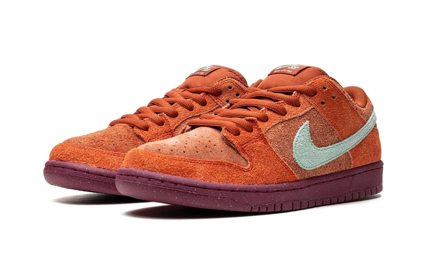 NIKE
SB DUNK LOW PRO PRM
"Mystic Red" Shoe Flyes