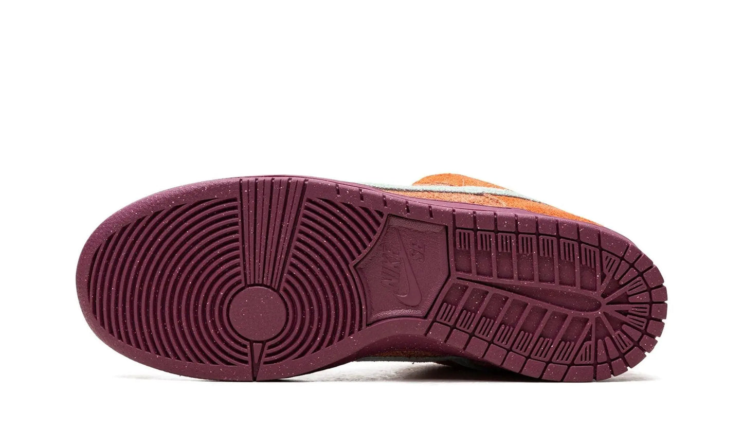 NIKE
SB DUNK LOW PRO PRM
"Mystic Red" Shoe Flyes