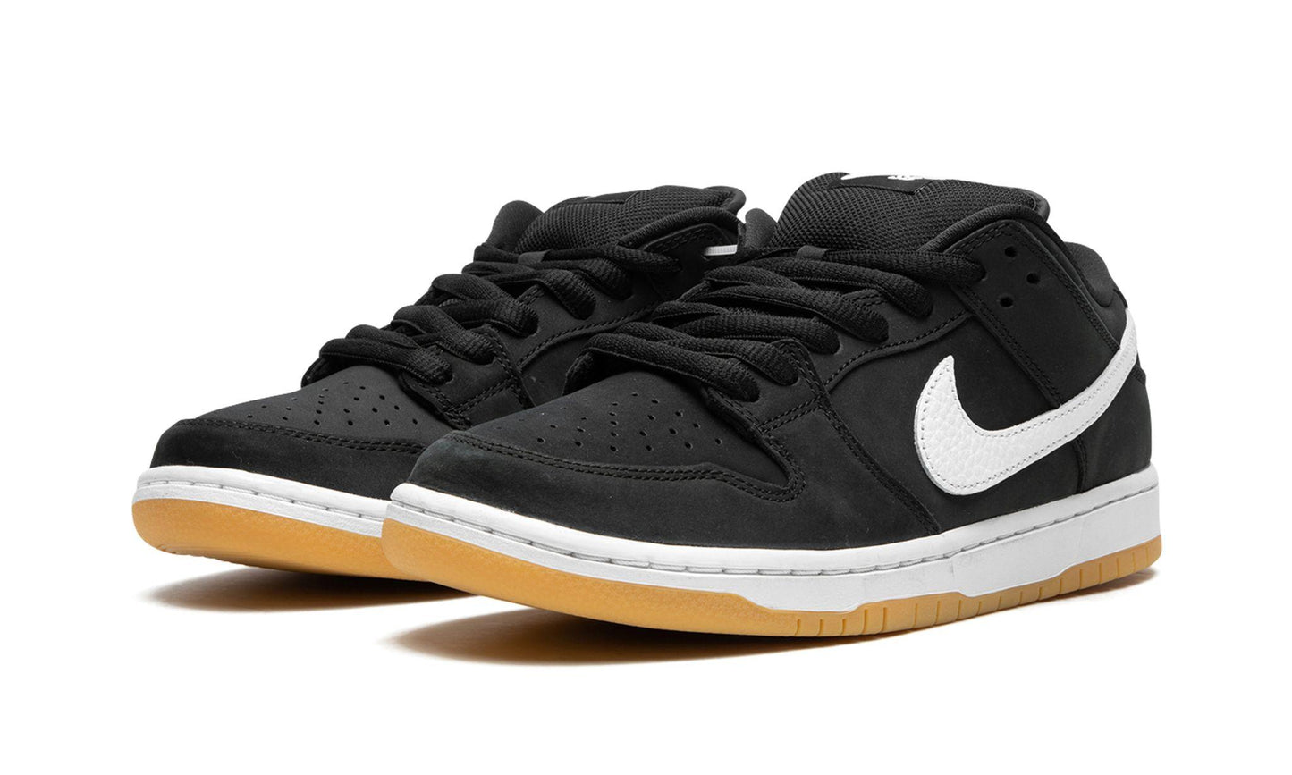 NIKE
SB DUNK LOW PRO
"Black Gum" Shoe Flyes