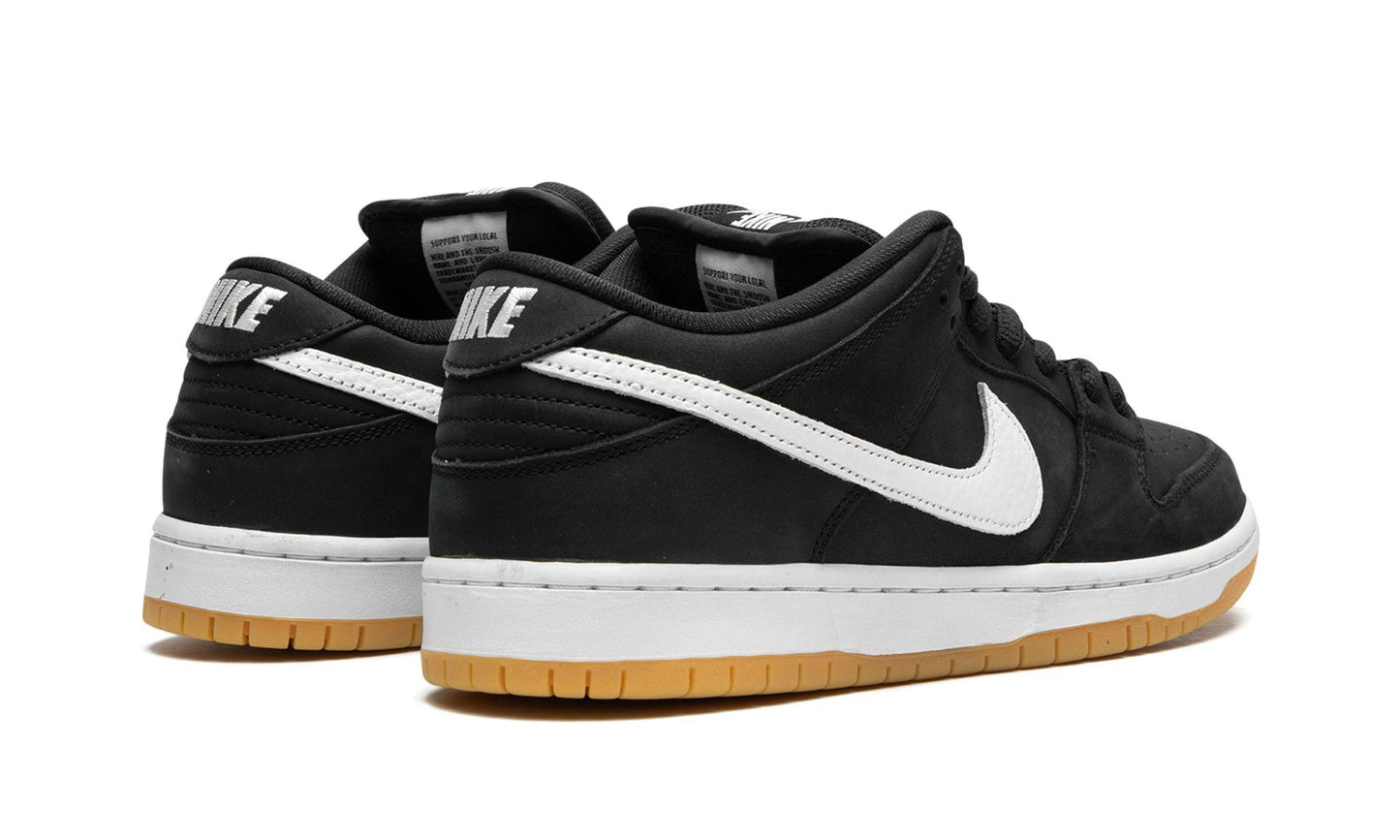 NIKE
SB DUNK LOW PRO
"Black Gum" Shoe Flyes