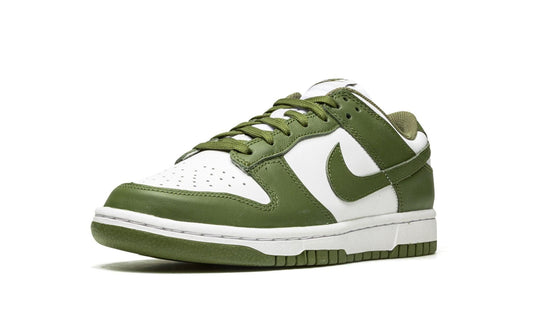 NIKE
SB DUNK LOW
"Medium Olive" Shoe Flyes