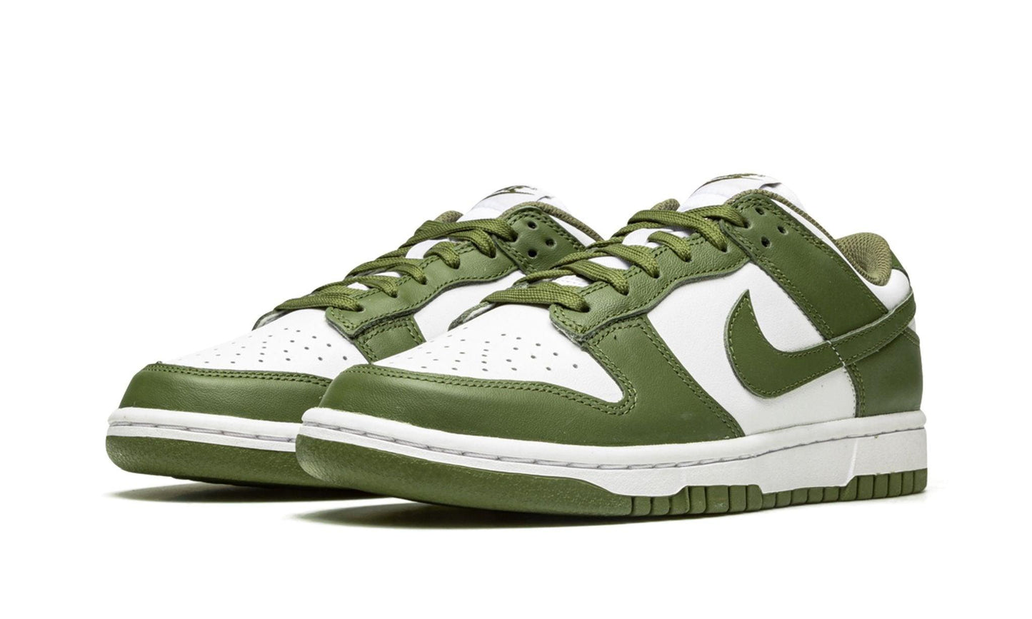 NIKE
SB DUNK LOW
"Medium Olive" Shoe Flyes