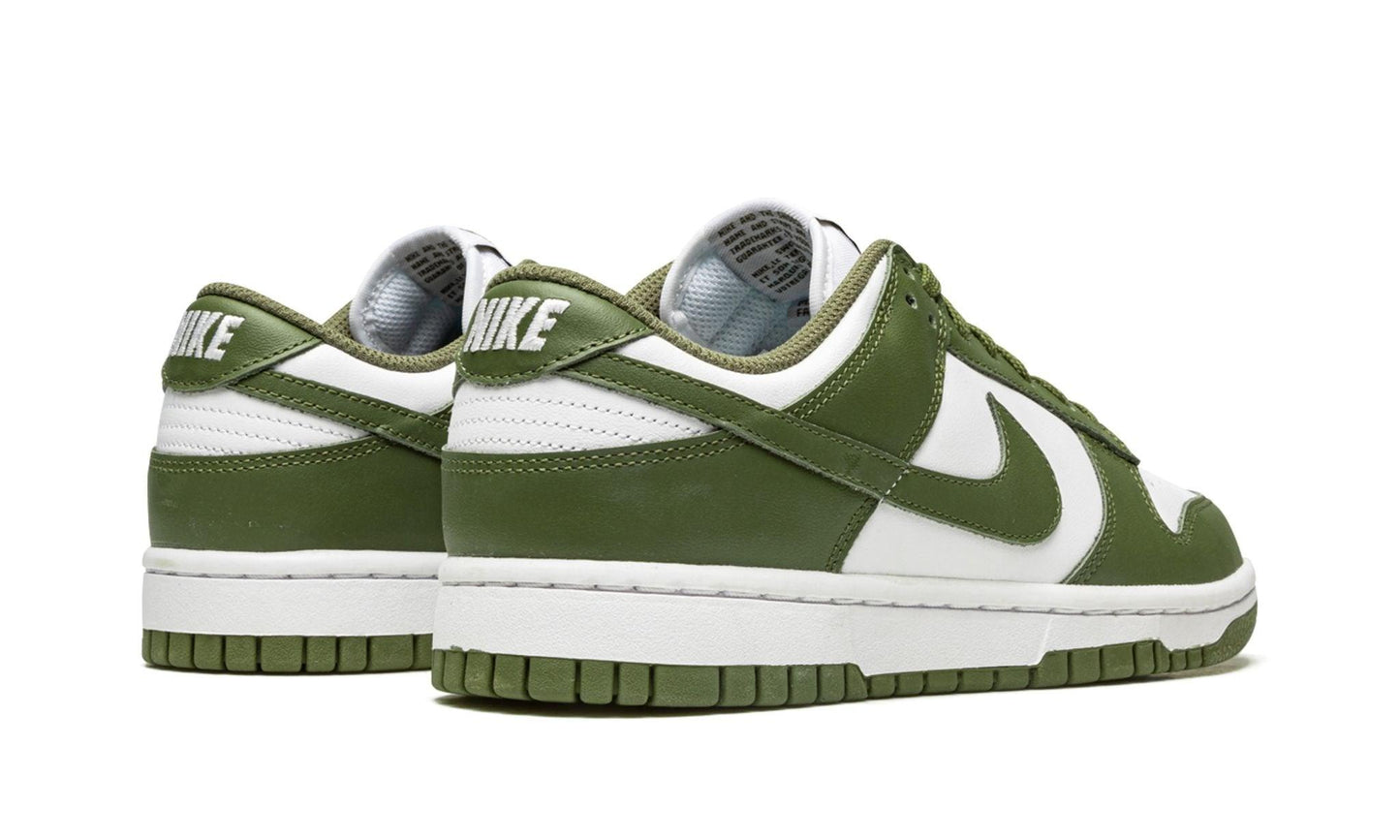 NIKE
SB DUNK LOW
"Medium Olive" Shoe Flyes