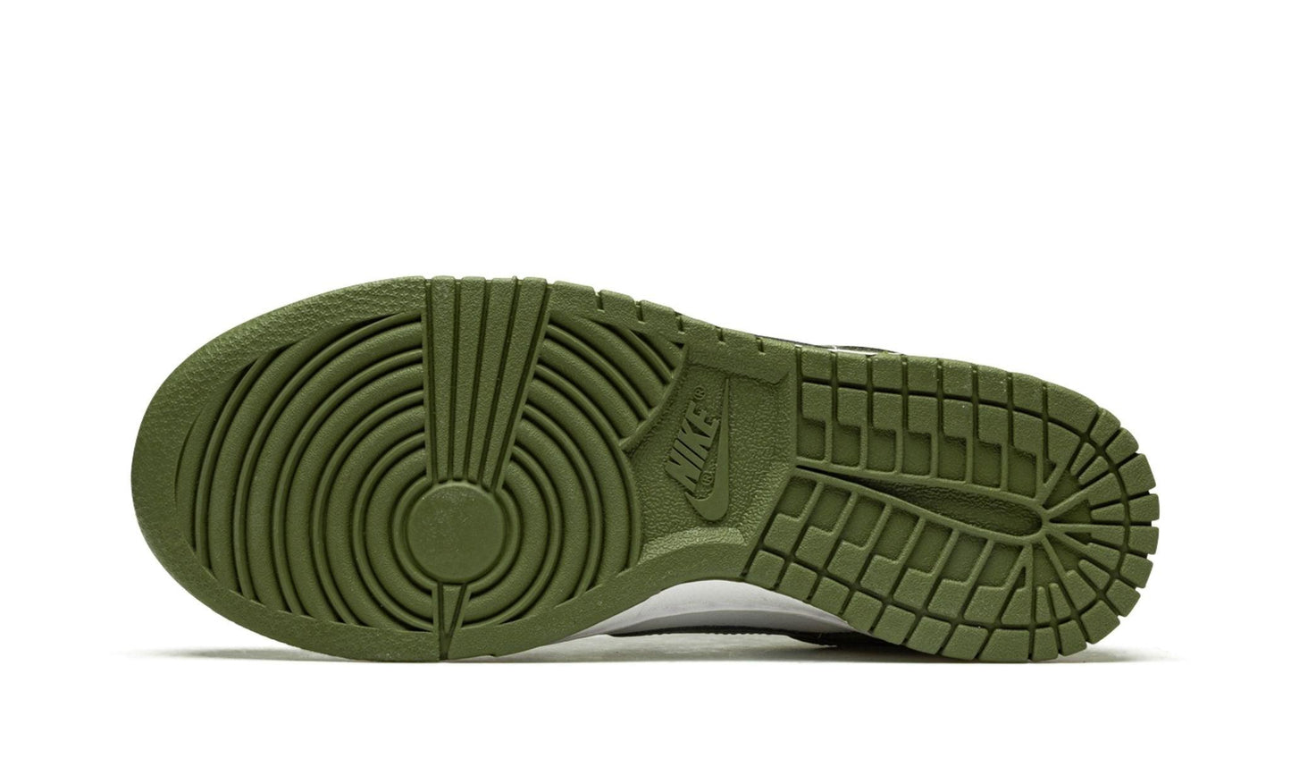 NIKE
SB DUNK LOW
"Medium Olive" Shoe Flyes