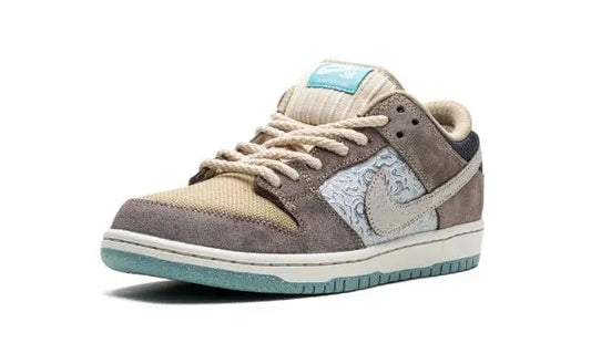 NIKE SB Dunk Low
"Big Money Savings" Shoe Flyes