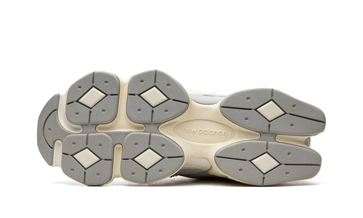 New Balance
9060
"Quartz Grey" Shoe Flyes