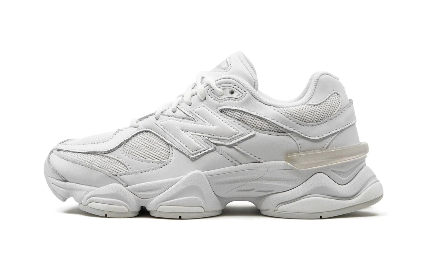 New Balance
9060
"TRIPLE WHITE" Shoe Flyes