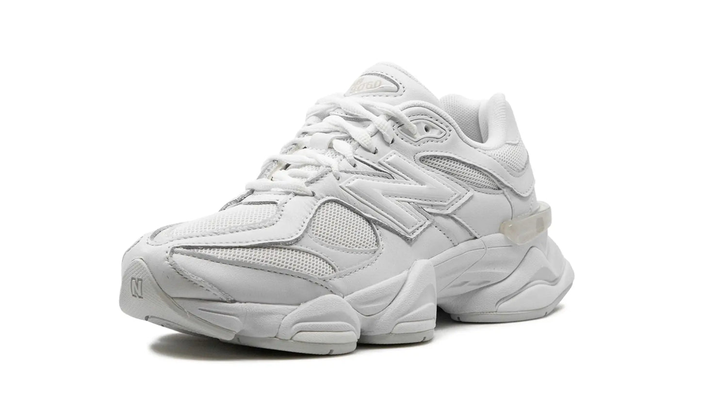 New Balance
9060
"TRIPLE WHITE" Shoe Flyes