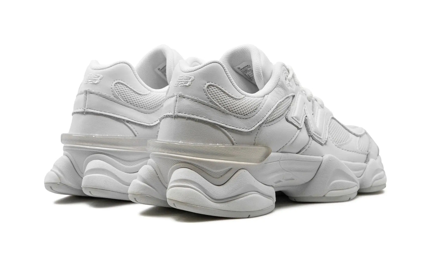 New Balance
9060
"TRIPLE WHITE" Shoe Flyes