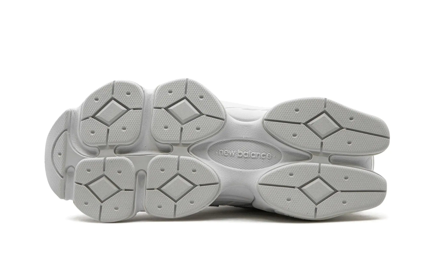 New Balance
9060
"TRIPLE WHITE" Shoe Flyes