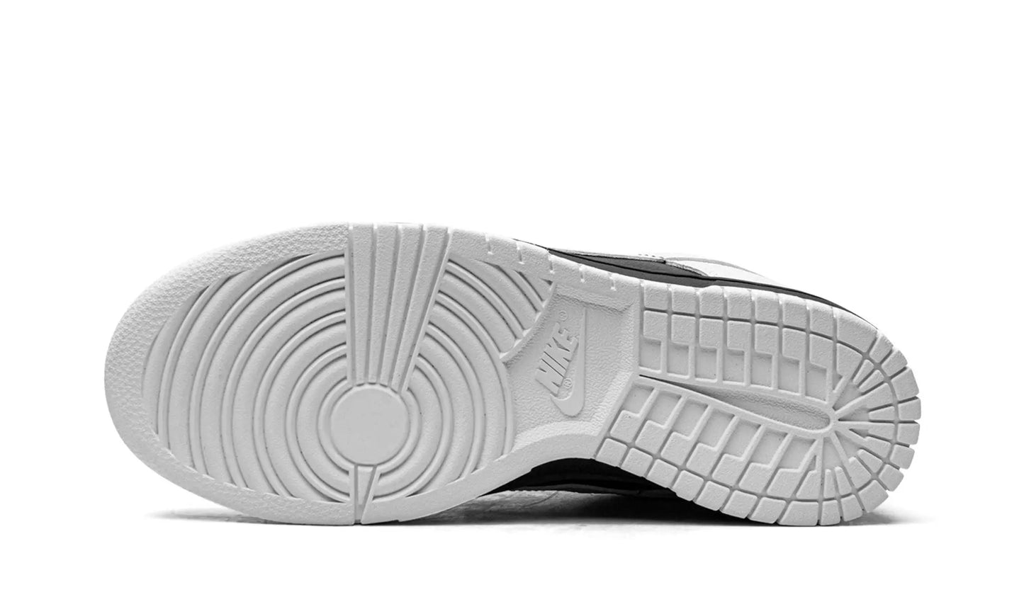 Nike
Dunk Low
"Reverse Panda" Shoe Flyes