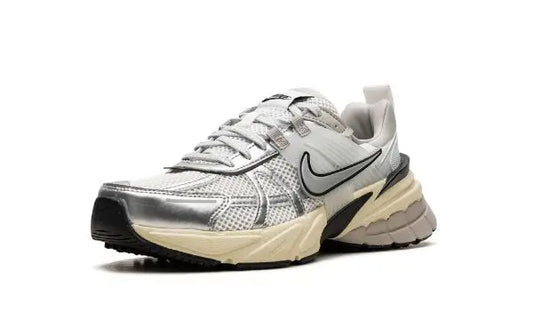 Nike
V2K RUN
"Metallic Silver" Shoe Flyes