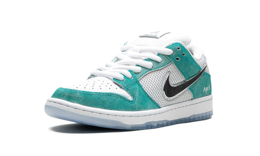 SB Dunk Low Pro QS
"April Skateboards" Shoe Flyes