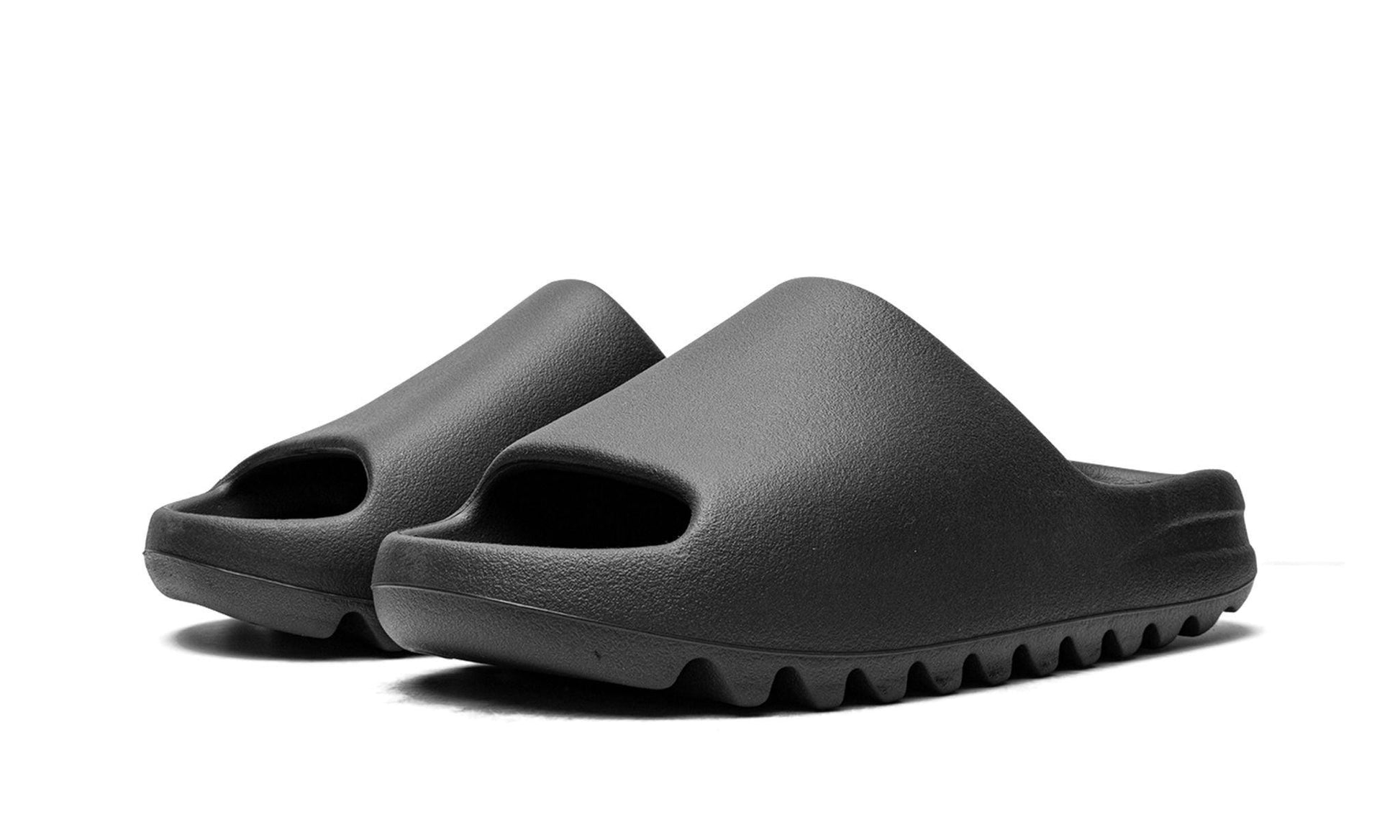 ADIDAS YEEZY
YEEZY SLIDE "Onyx" Shoe Flyes