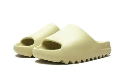 ADIDAS YEEZY
YEEZY SLIDE
"Resin" Shoe Flyes