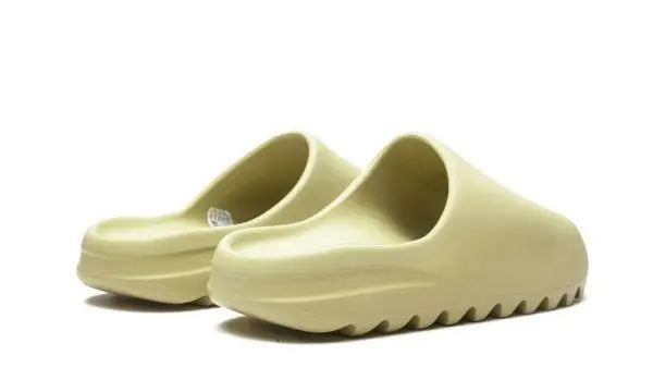 ADIDAS YEEZY
YEEZY SLIDE
"Resin" Shoe Flyes