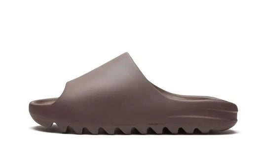 ADIDAS YEEZY
YEEZY SLIDE
"Soot" Shoe Flyes
