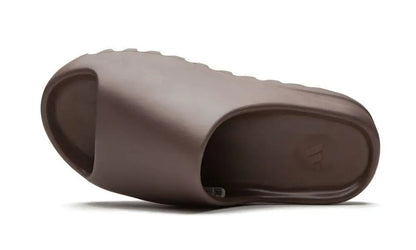 ADIDAS YEEZY
YEEZY SLIDE
"Soot" Shoe Flyes