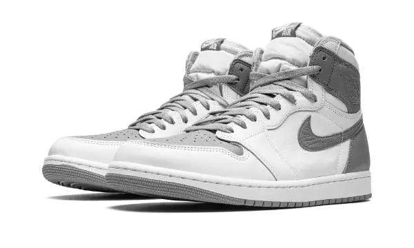 AIR JORDAN 1 HIGH OG
"Stealth" Shoe Flyes