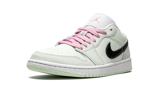 AIR JORDAN 1 LO SE 
"Barely Green" Shoe Flyes