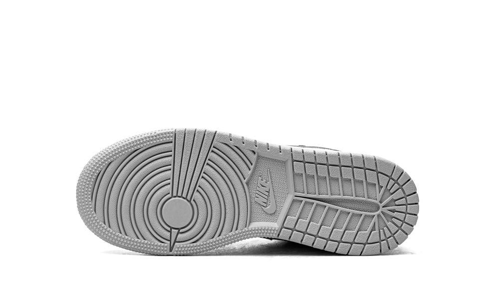 AIR JORDAN 1 LOW GS
"Smoke Grey" Shoe Flyes