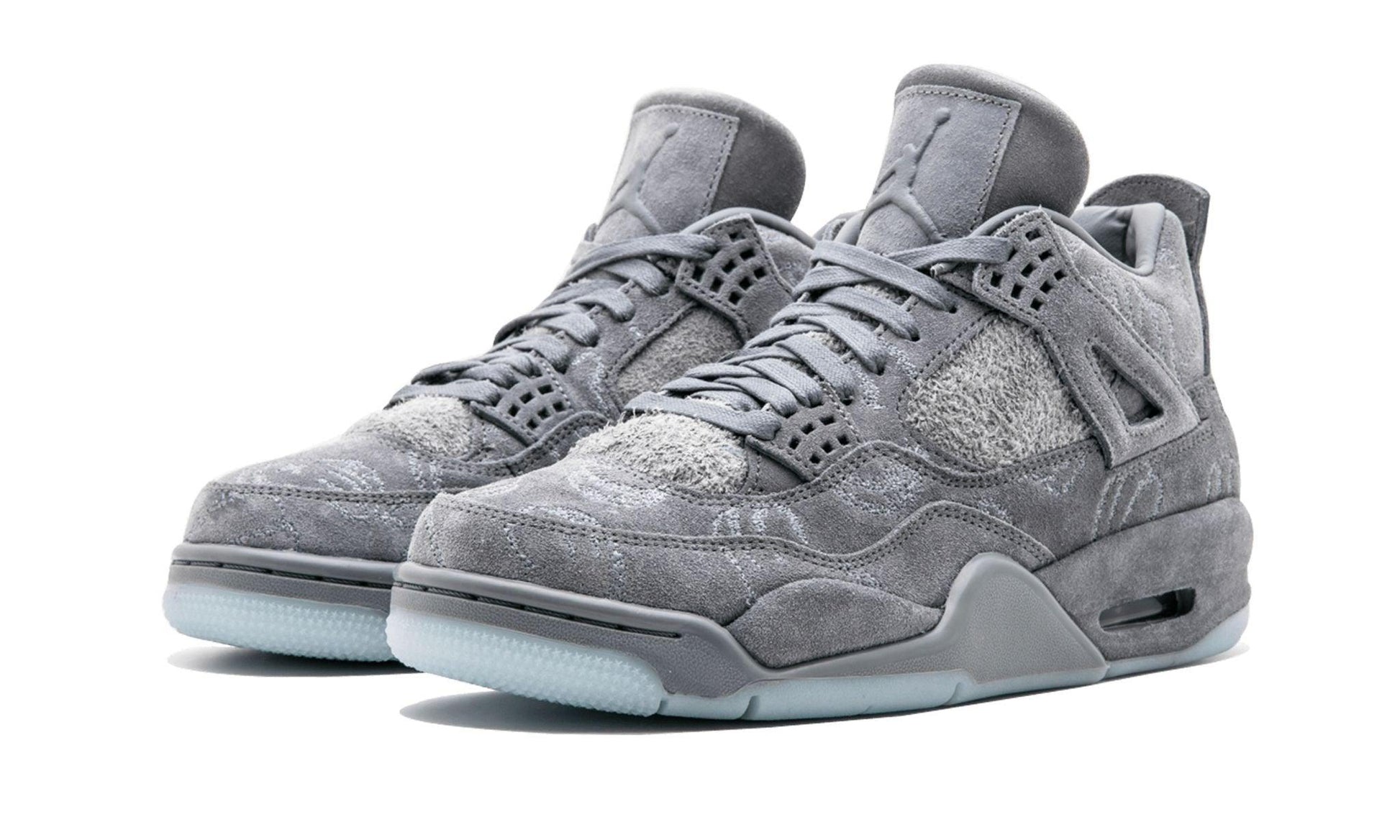 AIR JORDAN 4 RETRO KAWS
"KAWS" Shoe Flyes