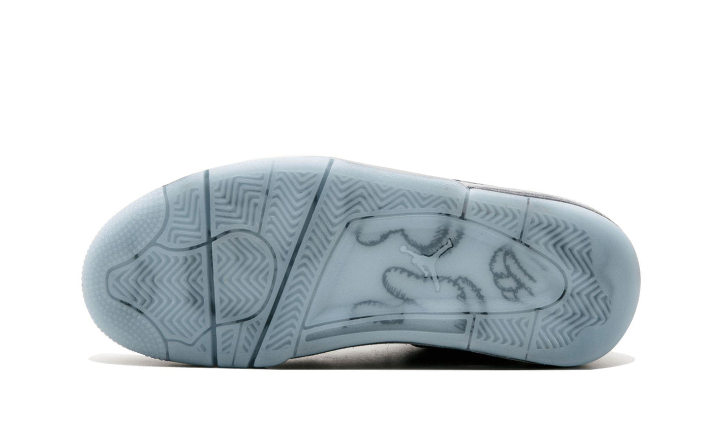 AIR JORDAN 4 RETRO KAWS
"KAWS" Shoe Flyes