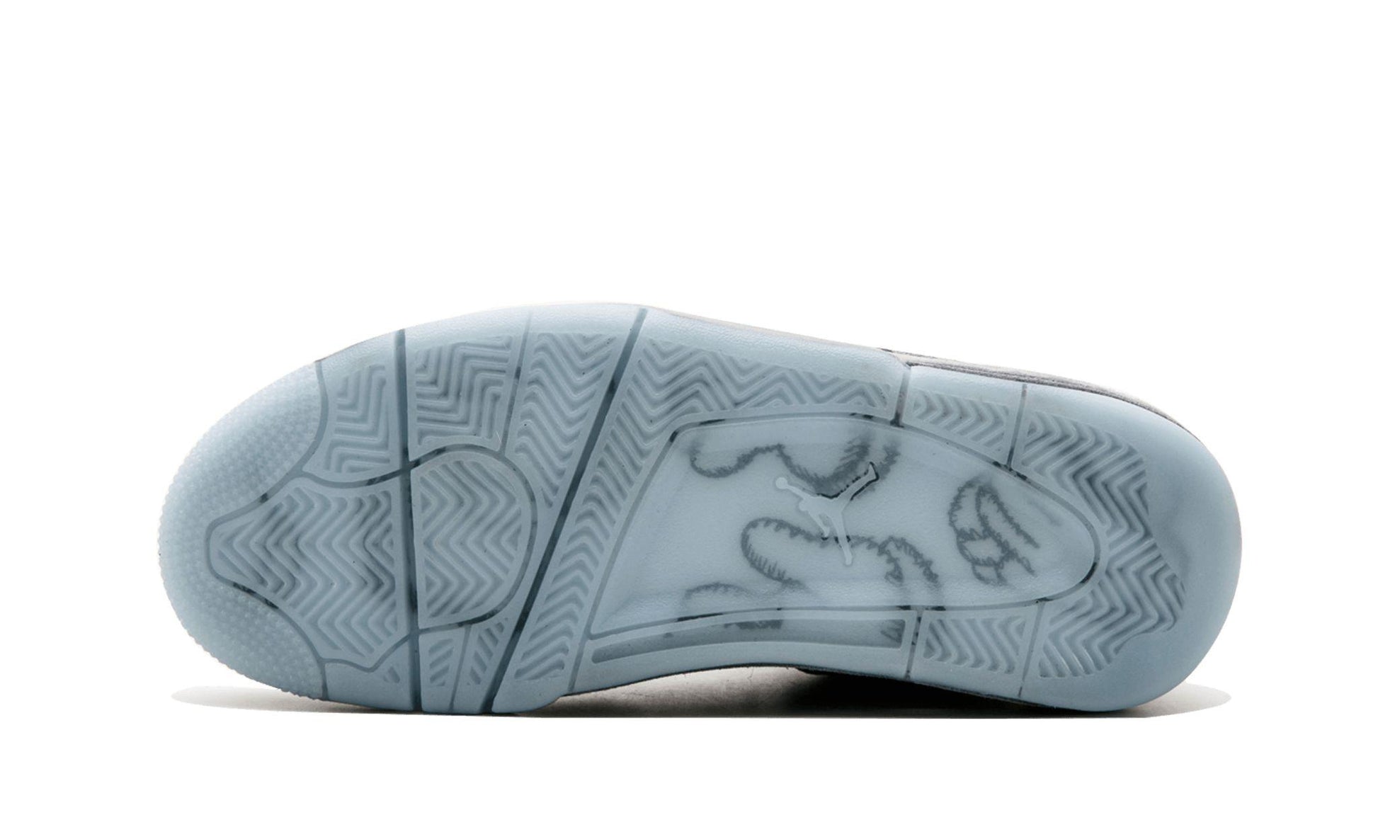 AIR JORDAN 4 RETRO KAWS
"KAWS" Shoe Flyes