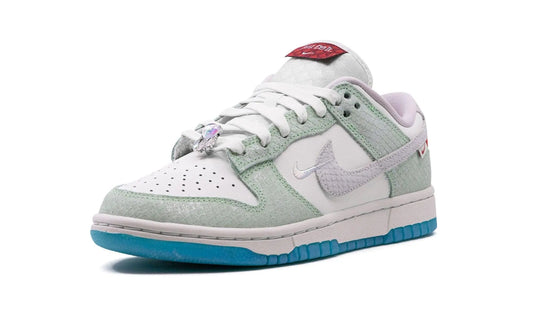 NIKE
DUNK LOW LX
"Year of the Dragon 2024" Shoe Flyes