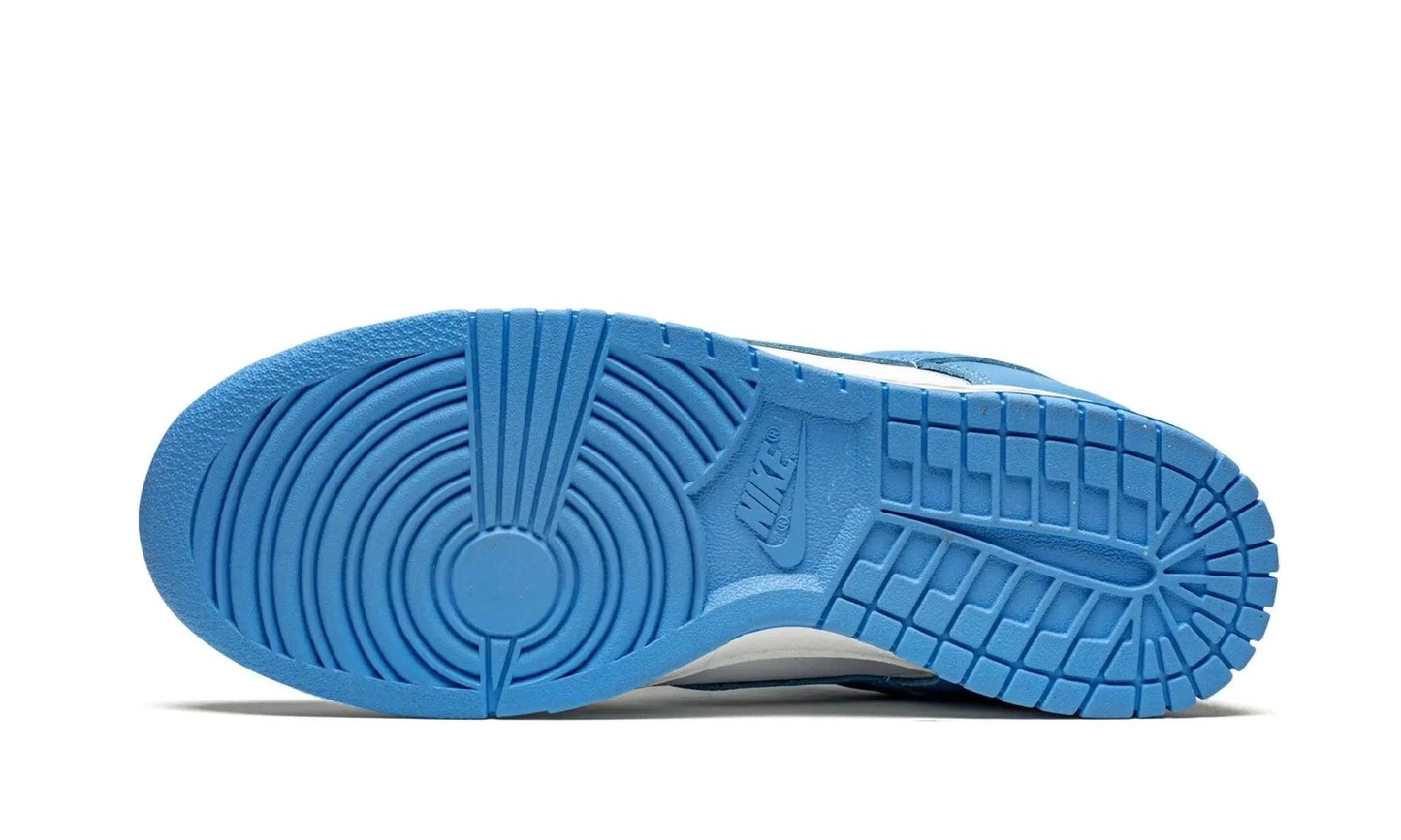 NIKE Dunk Low "University Blue" sneakers Shoe Fly