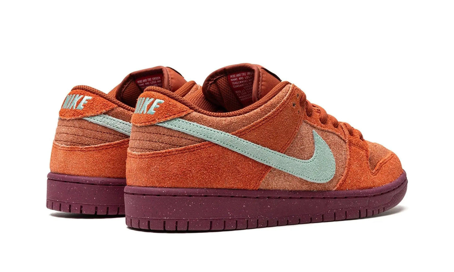 NIKE
SB DUNK LOW PRO PRM
"Mystic Red" Shoe Flyes