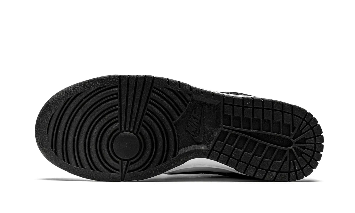 NIKE SB DUNK LOW RETRO
"Black / White - Panda" Shoe Fly