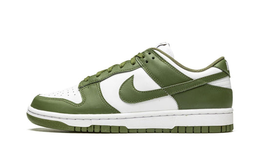 NIKE
SB DUNK LOW
"Medium Olive" Shoe Flyes