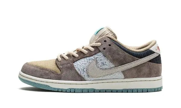 NIKE SB Dunk Low
"Big Money Savings" Shoe Flyes