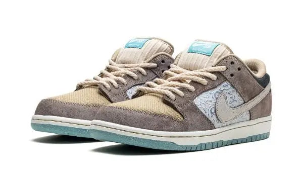 NIKE SB Dunk Low
"Big Money Savings" Shoe Flyes