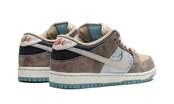 NIKE SB Dunk Low
"Big Money Savings" Shoe Flyes