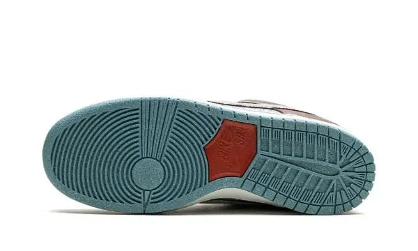 NIKE SB Dunk Low
"Big Money Savings" Shoe Flyes