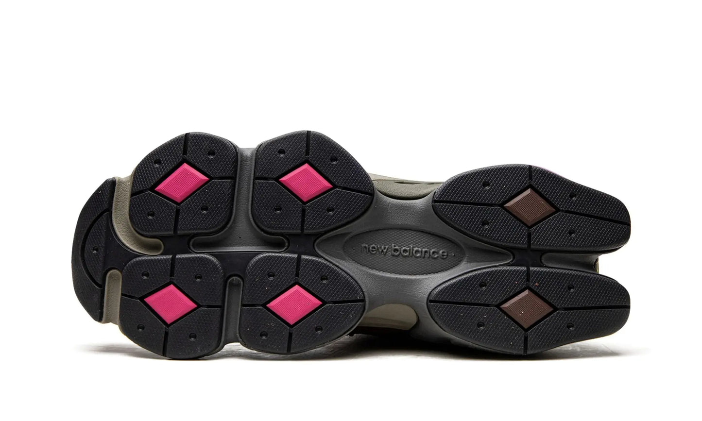 New Balance
9060
"Rich Oak / Burgundy" Shoe Flyes