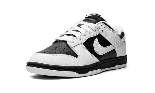 Nike
Dunk Low
"Reverse Panda" Shoe Flyes